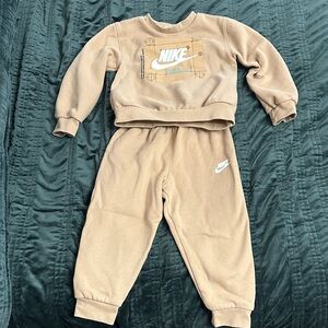 Nike Kids Beige Sweatpants and Sweatshirt Set